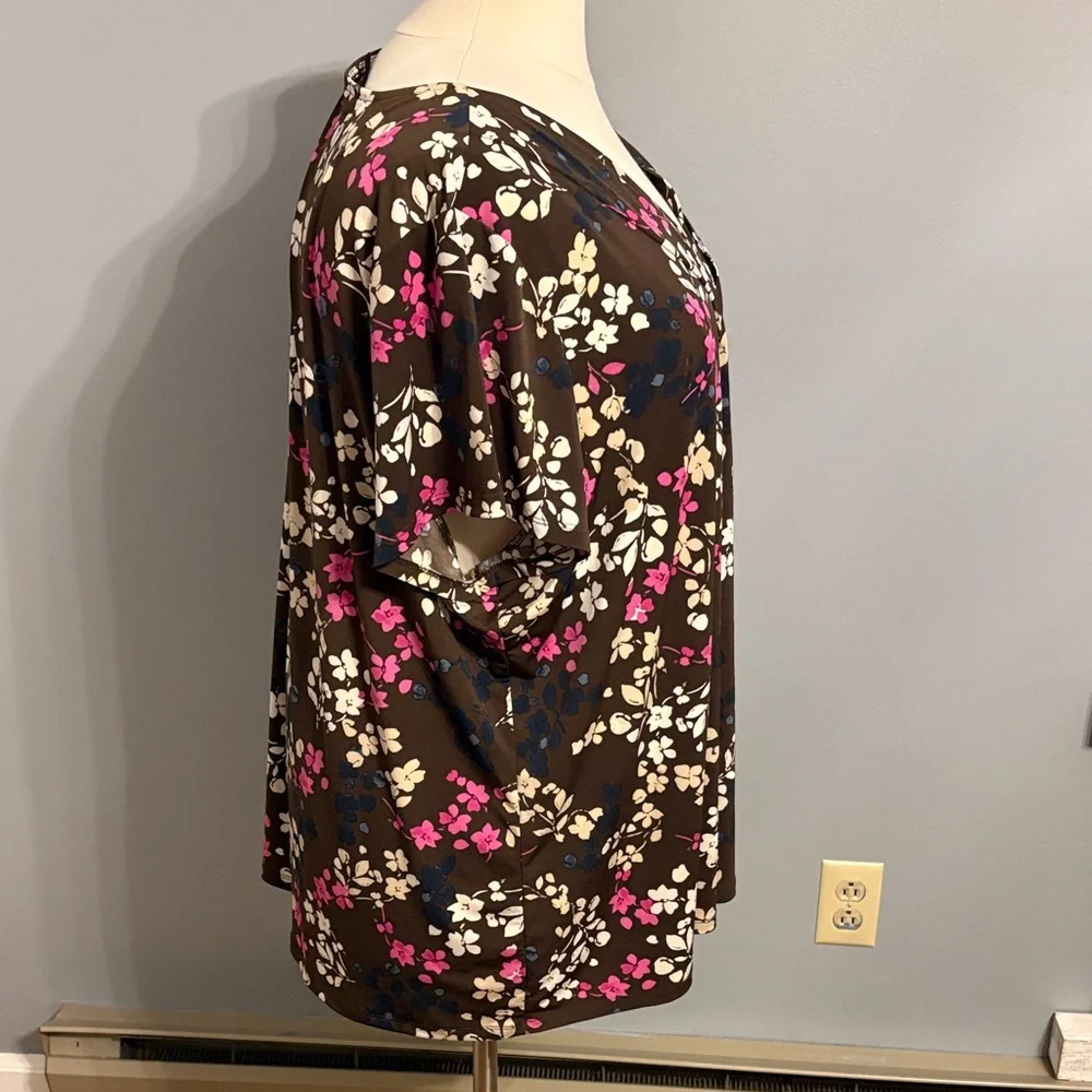 Lane Bryant brown  Short Sleeve V-Neck Floral blouse with Pink & White Blossoms - Picture 4 of 7